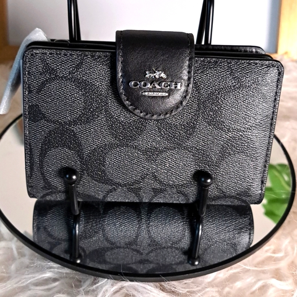 Coach NWT Medium Corner Zip Wallet In Signature Canvas